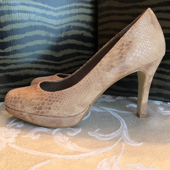 Beautiful Moda Spana snake print heels. - Picture 2 of 11